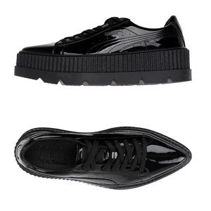RIHANNA’S ALL-BLACK FENTY PUMA POINTY CREEPER SNEAKERS
Platforms Pumas 😎🖤
